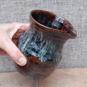 Handgemaakte steengoed creamer kan chocoladeglazuur greeploos ontwerp