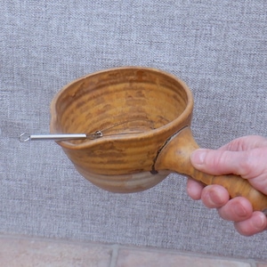 Jarra para servir salsas, cuenco para mezclar o verter, cántaro, cerámica artesanal de gres.