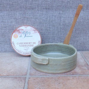 Forno in gres lavorato a mano, Brie Baker, smalto verde salvia, adatto al forno.