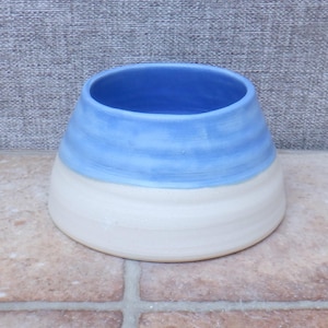 Handgjord liten cavalier spaniel hund långörad vattenskål stengods keramik