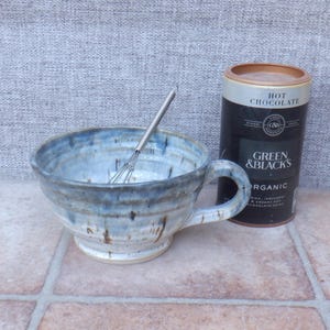 Taza de chocolate caliente hecha a mano, de gres, cerámica torneada, esmaltes azul marfil y morado, sopa