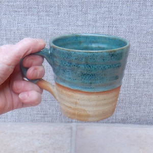 Taza de café, taza de té en cerámica de gres torneada a mano, hecha a mano, hecha a mano en torno de cerámica.