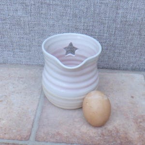 Handgjord äggseparatorkanna i ljusrosa glasyr