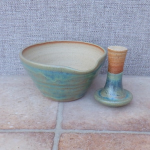 Handgefertigte Mörser-Gewürz- & Kräutermühle aus Steingutkeramik in grün-blauen Glasuren