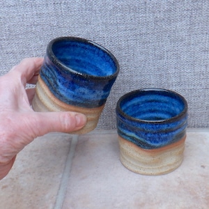 Handgedraaide espressokopjes of whiskybekers aardewerk keramiek set van 2 kobaltblauw glazuur