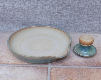 Handgefertigter großer Mörser und Stößel aus Steingut, salbeigrün, Keramik-Gewürzmühle