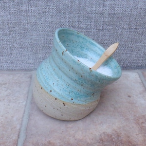 salero o salero de cerámica artesanal hecho a mano en torno de alfarero