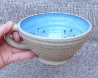 Handgeworfene Beerenschüssel Tasse oder Sieb Abtropffläche Steinzeug Keramik in türkiser Glasur