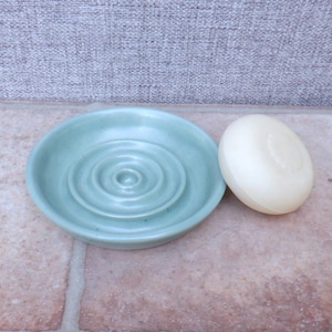 Zeepschaal van steengoed handgemaakt zeepbakje handgemaakt aardewerk wielgegooid keramiek