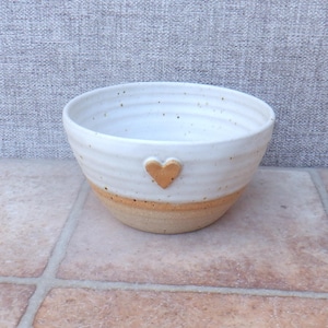Cuenco para sopa, cereales y fideos, cerámica de gres, corazón de cerámica, hecho a mano con esmalte de vainilla.