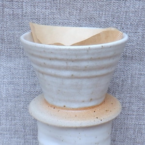 Handgemaakte koffiefilterhouder/dripper voor pour-over koffie, handgedraaid steengoed keramiek met ivoorkleurige crèmekleurige glazuur.