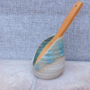 Soporte para cucharas de cocina, cerámica esmaltada en verde salvia, gres hecho a mano.