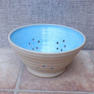 Cuenco grande para bayas o colador de cerámica de gres hecha a mano, escurridor para servir hecho a mano