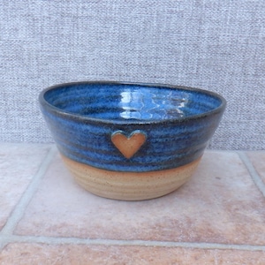 Bol de sopa de gres hecho a mano con detalle de corazón y esmalte azul cobalto.