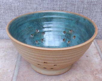 Bol à baies ou passoire, égouttoir fait main en céramique, poterie en grès, prêt à être expédié