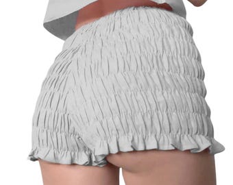 Pantalones cortos de lino gris claro: prenda romántica de verano con volantes fruncidos