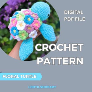 Puede incluir: Una tortuga de ganchillo con cuerpo y aletas azules, y un caparazón adornado con aplicaciones de flores de colores. La imagen incluye el texto "CROCHET PATTERN" y "DIGITAL PDF FILE". También son visibles las palabras "FLORAL TURTLE".