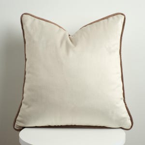 Luxe fluwelen kussensloop - zacht crème met bruine biezen - 17 kleuren, aangepaste maten - decoratief sierkussen voor bank, bank, bed