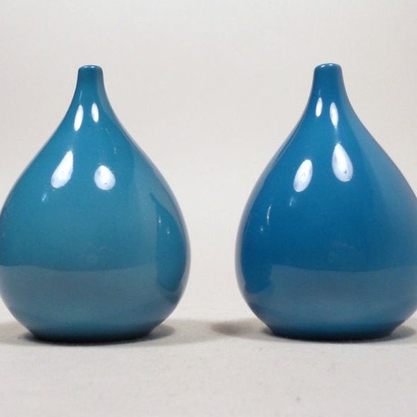 RESERVED -- VINTAGE Set of 2 Retro Eames Hollywood Rain or Tear Drops Turquoise Aqua Blue Salt Pepper Shakers Ceramic Glass