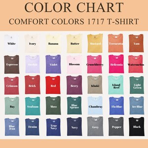 K&ouml;nnte beinhalten: Farbtabelle f&uuml;r Comfort Colors 1717 T-Shirts in verschiedenen Farben. Die Tabelle umfasst Wei&szlig;, Elfenbein, Banane, Butter, Senf, Terrakotta und Yam. Weitere Farben sind Espresso, Orchidee, Violett, Bl&uuml;te und Cranberry. Au&szlig;erdem sind Karmesinrot, Ziegelrot, Rot, Beere, Khaki und Island Reef abgebildet.