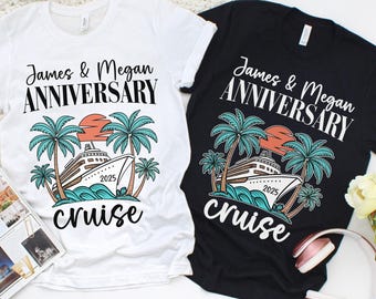 Puede incluir: Dos camisetas, una blanca y otra negra, con un diseño de crucero. El diseño incluye el texto "James & Megan ANNIVERSARY" sobre una ilustración de un crucero, palmeras y la palabra "cruise". También se incluye el año "2025".