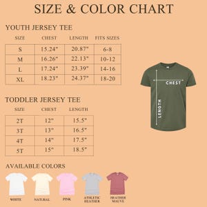 Puede incluir: Una tabla de tallas y colores para camisetas de jersey para j&oacute;venes y ni&ntilde;os peque&ntilde;os. La tabla incluye medidas de pecho y largo en pulgadas, junto con los colores disponibles: blanco, natural, rosa, athletic heather y heather mauve. Un gr&aacute;fico de camiseta verde muestra las medidas de pecho y largo.