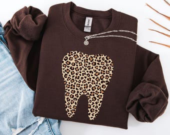 Sudadera de leopardo para dentista, suéter para graduados de odontología, suéter dental, regalo para higienistas dentales, cuello redondo para consultorio dental, equipo dental pediátrico