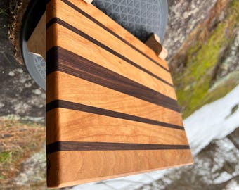 Planche à découper faite main en cerisier et noyer