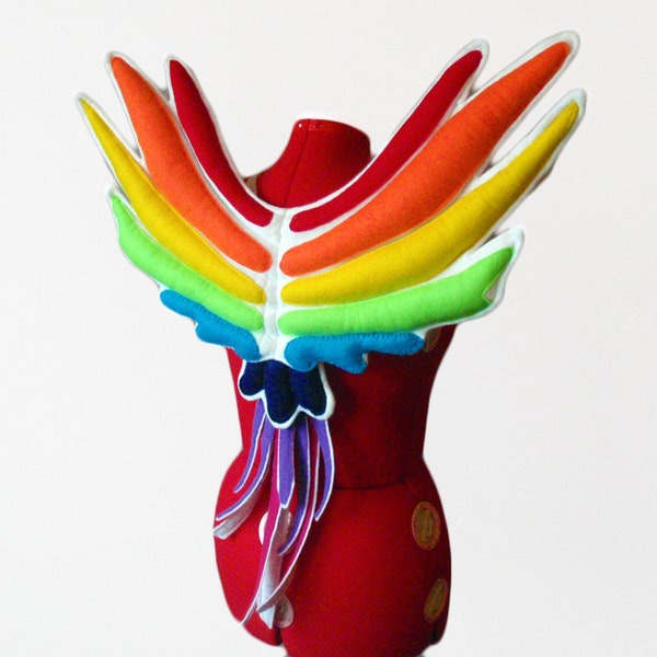Regenbogen-Vogel-Flügel. Leuchtende Farbe Papagei Phoenix. Langlebig.