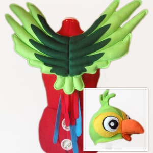 Disfraz de loro verde, alas y sombrero. Pájaro pirata.