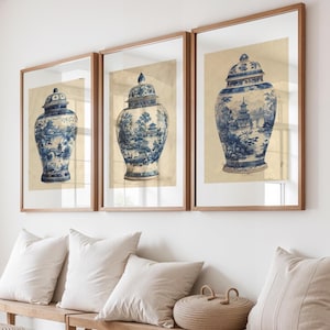 Può includere: Tre stampe incorniciate con vasi di zenzero Chinoiserie blu e bianchi con coperchi. I vasi presentano dettagliate scene di paesaggi. Le stampe sono su uno sfondo beige e incorniciate in legno chiaro.