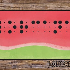 Lorana em Braille Fun Watermelon Design TCG Playmat | Tapete de jogo divertido | Acessório de jogo de cartas premium