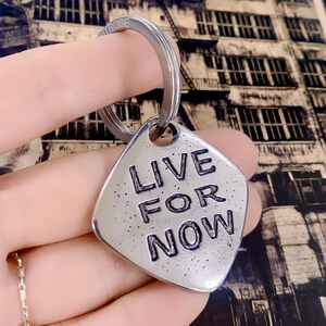 Llavero rómbico con mensaje en forma de letra mayúscula "VIVE EL AHORA", llavero de acero inoxidable, regalo inspirador