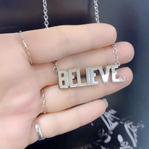 Inspirierende BELIEVE Halskette – Halskette mit 3 mm klaren Kristall – Druck in Blockbuchstaben