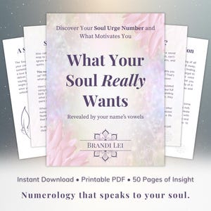 Puede incluir: Una portada de libro titulada "What Your Soul Really Wants" con el subtítulo "Revelado por las vocales de tu nombre". La portada presenta un diseño floral suave y el nombre del autor, Brandi Lei. También se ve el texto "Descarga instantánea • PDF imprimible • 50 páginas de información".
