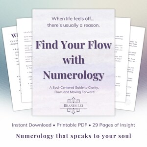 Puede incluir: Un montón de páginas blancas con el título "Find Your Flow with Numerology" en letras moradas grandes. La portada del libro incluye el texto "A Soul-Centered Guide to Clarity, Flow, and Moving Forward" y el nombre del autor, Brandi Lei.