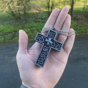 Thanos Squid Cross 230 im Halskettenformat – Wählen Sie Ihren Stil! Markantes Kruzifix-Accessoire, markantes, vom Spiel inspiriertes Design