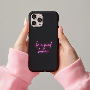 iPhoneケース 善良な人間になる ネオン ミニマリスト カラフル クール 楽しい ポジティブ アファーメーション 丈夫 かわいい ギフト iPhone 16 15 14 13 12 11 Pro Max Plus
