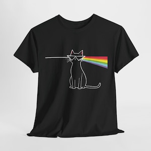 Puede incluir: Camiseta negra con un contorno blanco de un gato con gafas de sol. Un efecto de prisma de arcoíris emana de las gafas de sol del gato. El diseño es una versión lúdica de una portada de álbum clásica.