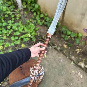 Handgjort spjut kort spjut i damaskusstål vikingaspjut med slida, handsmidet kastspjut medeltida stil, presenter till honom, väggkonst. bild 2