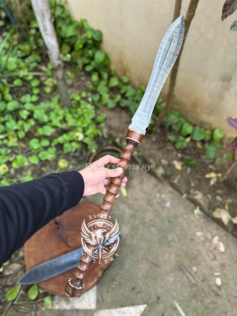 Handgjort spjut kort spjut i damaskusstål vikingaspjut med slida, handsmidet kastspjut medeltida stil, presenter till honom, väggkonst. bild 2