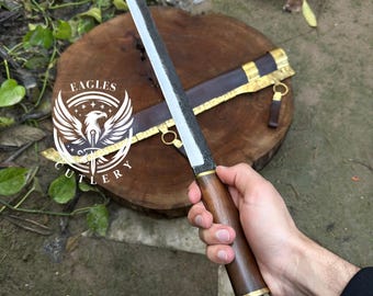 Handgjord Birka Long Seax-kniv, blad i kolstål, läderslida i mässing, handsmidd medeltida marskalkspresent, jubileumspresenter.