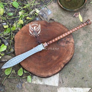 Handgjort spjut kort spjut i damaskusstål vikingaspjut med slida, handsmidet kastspjut medeltida stil, presenter till honom, väggkonst. bild 7