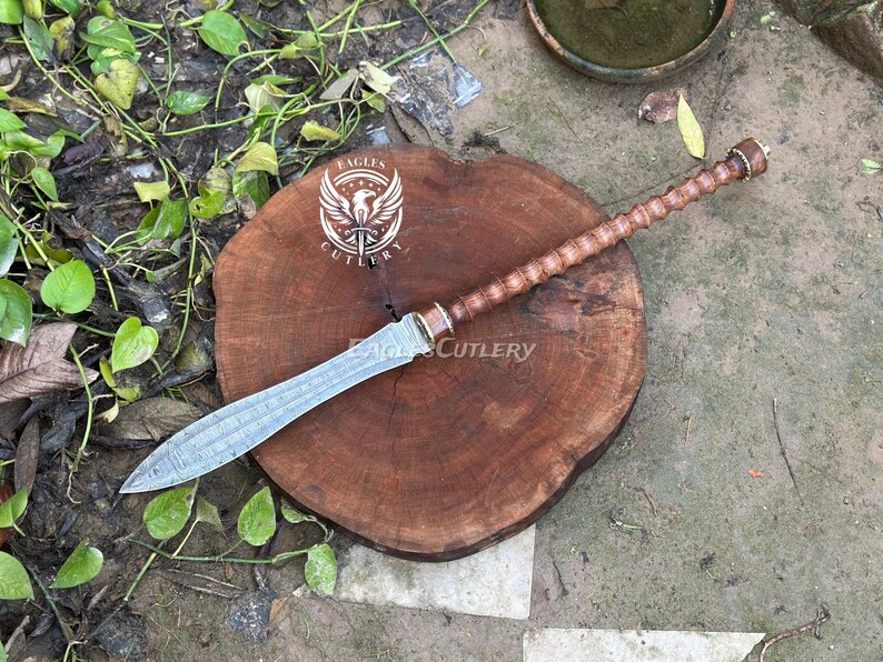 Handgjort spjut kort spjut i damaskusstål vikingaspjut med slida, handsmidet kastspjut medeltida stil, presenter till honom, väggkonst. bild 7
