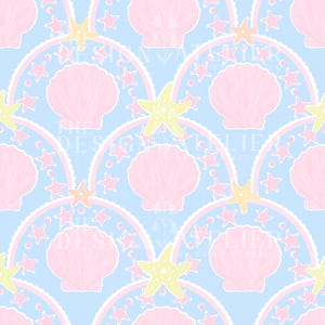 Puede incluir: Un patrón repetitivo sobre un fondo azul claro con conchas de vieira rosas, estrellas de mar amarillo pálido y pequeñas estrellas rosas dispuestas dentro de arcos semicirculares con borde blanco. El texto THE DESIGN ATELIER BY ERIKA KENDRICK es visible.