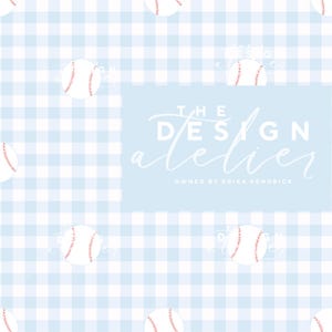 Puede incluir: Un patrón de cuadros vichy azul claro y blanco con béisboles dispersos. Cada béisbol es blanco con costuras rojas. Un rectángulo azul claro contiene el texto "THE Design Atelier" y "OWNED BY ERIKA KENDRICK" en blanco.