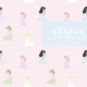 Op de afbeelding: Een herhalend patroon op een roze achtergrond met illustraties van meisjes in verschillende pastelkleurige jurken, knielend in gebed. Het logo van The Design Atelier staat in een lichtblauwe rechthoek.