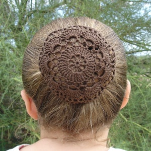Redecilla para el pelo/cubierta para moño tejida a crochet con flores marrones estilo Amish Menonita