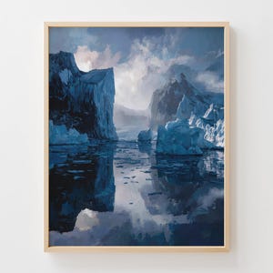 Op de afbeelding: Een ingelijste kunstdruk die een gletsjerlandschap weergeeft. Het kunstwerk toont torenhoge ijsformaties in tinten blauw en wit, weerspiegeld in het donkere water eronder. De lucht is gevuld met dramatische wolken, wat een sombere en sfeervolle scène creëert.