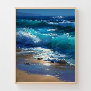 Könnte beinhalten: Gerahmter Kunstdruck, der eine Meereslandschaft mit türkisfarbenen Wellen zeigt. Das Kunstwerk fängt die Bewegung und das Licht des Ozeans ein, mit einem sandigen Strand im Vordergrund und einem dunkelblauen Horizont.